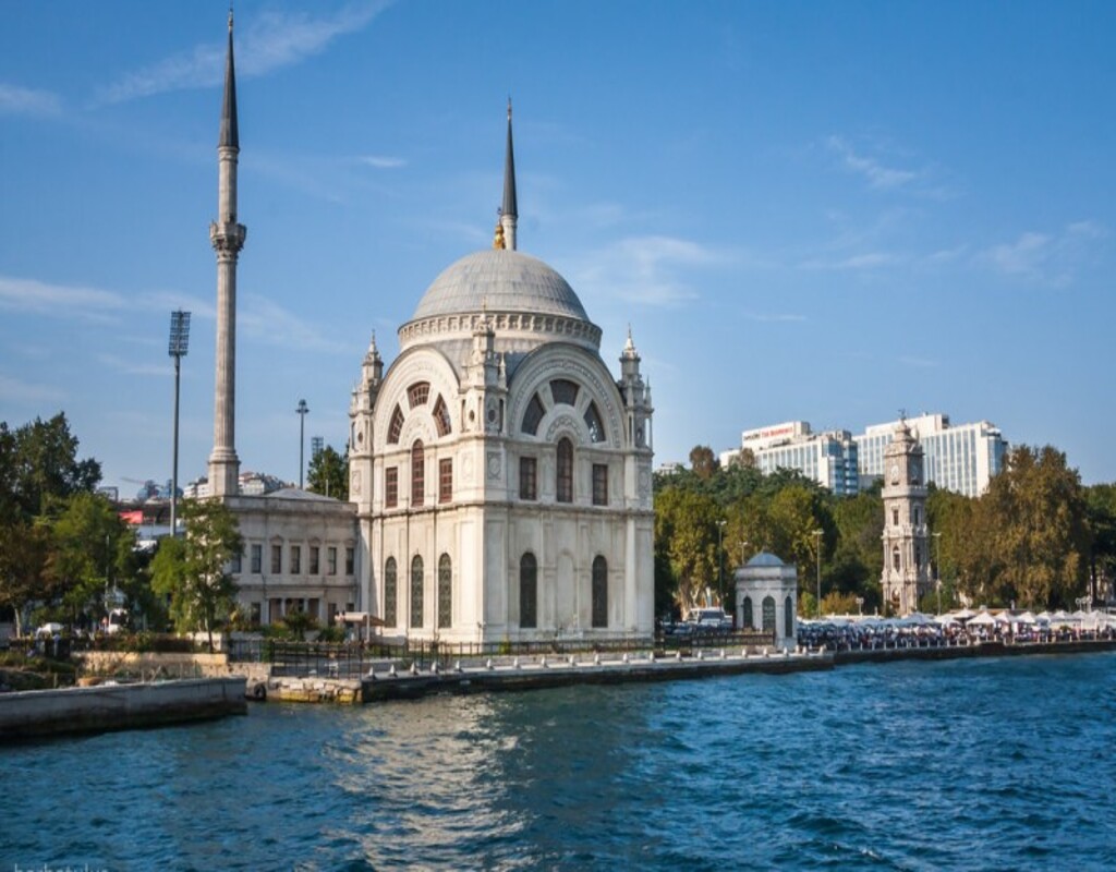 DOLMABAHCE PALACE & BOSPHORUS ON BOAT TOUR (Full Day)