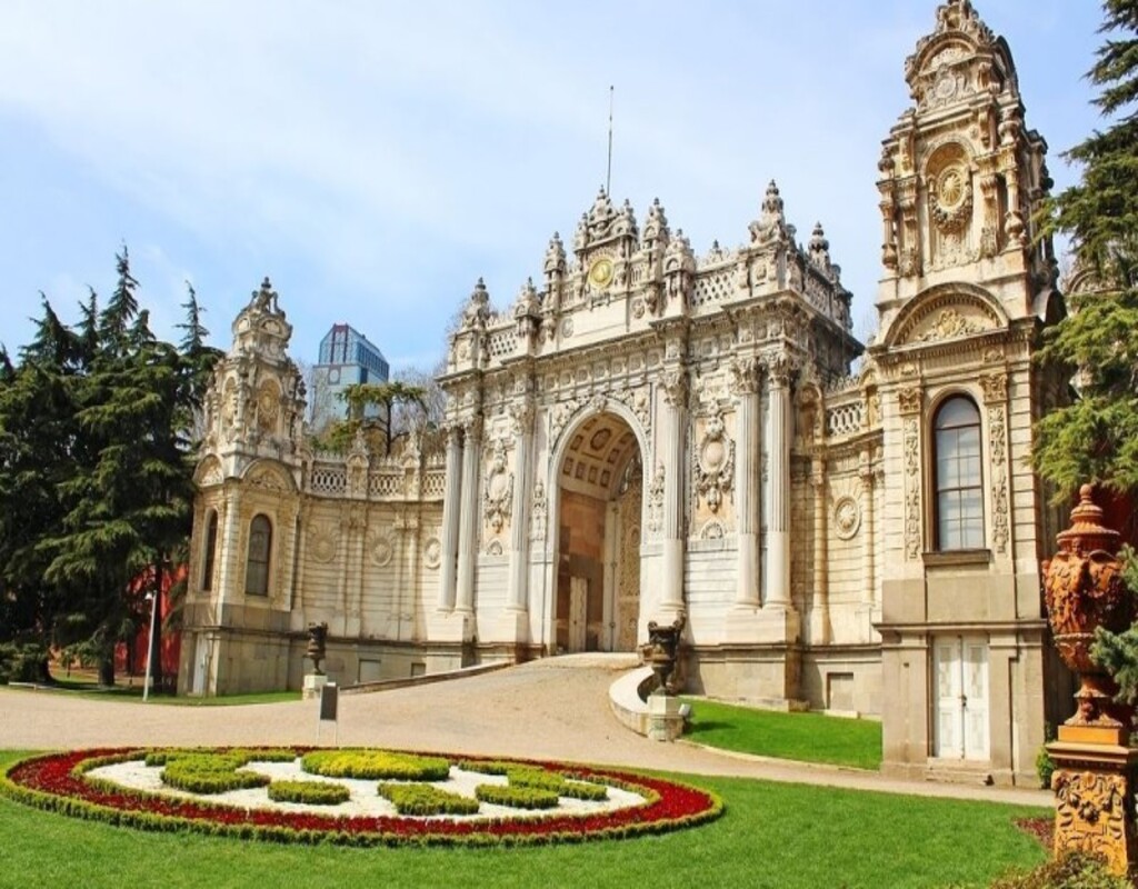 DOLMABAHCE PALACE & BOSPHORUS ON BOAT TOUR (Full Day)